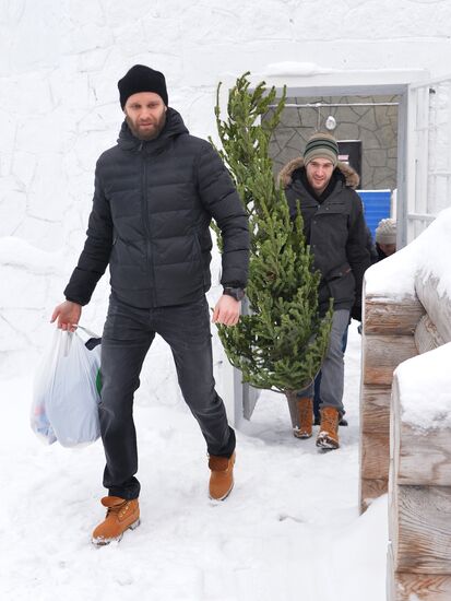 Traktor Hocky Club players visit their Altyn white bear charm
