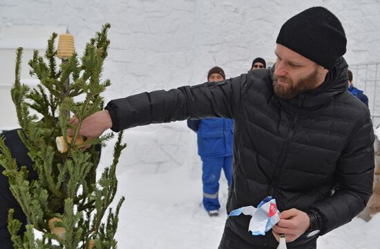 Traktor Hocky Club players visit their Altyn white bear charm