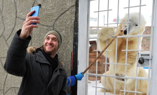 Traktor Hocky Club players visit their Altyn white bear charm