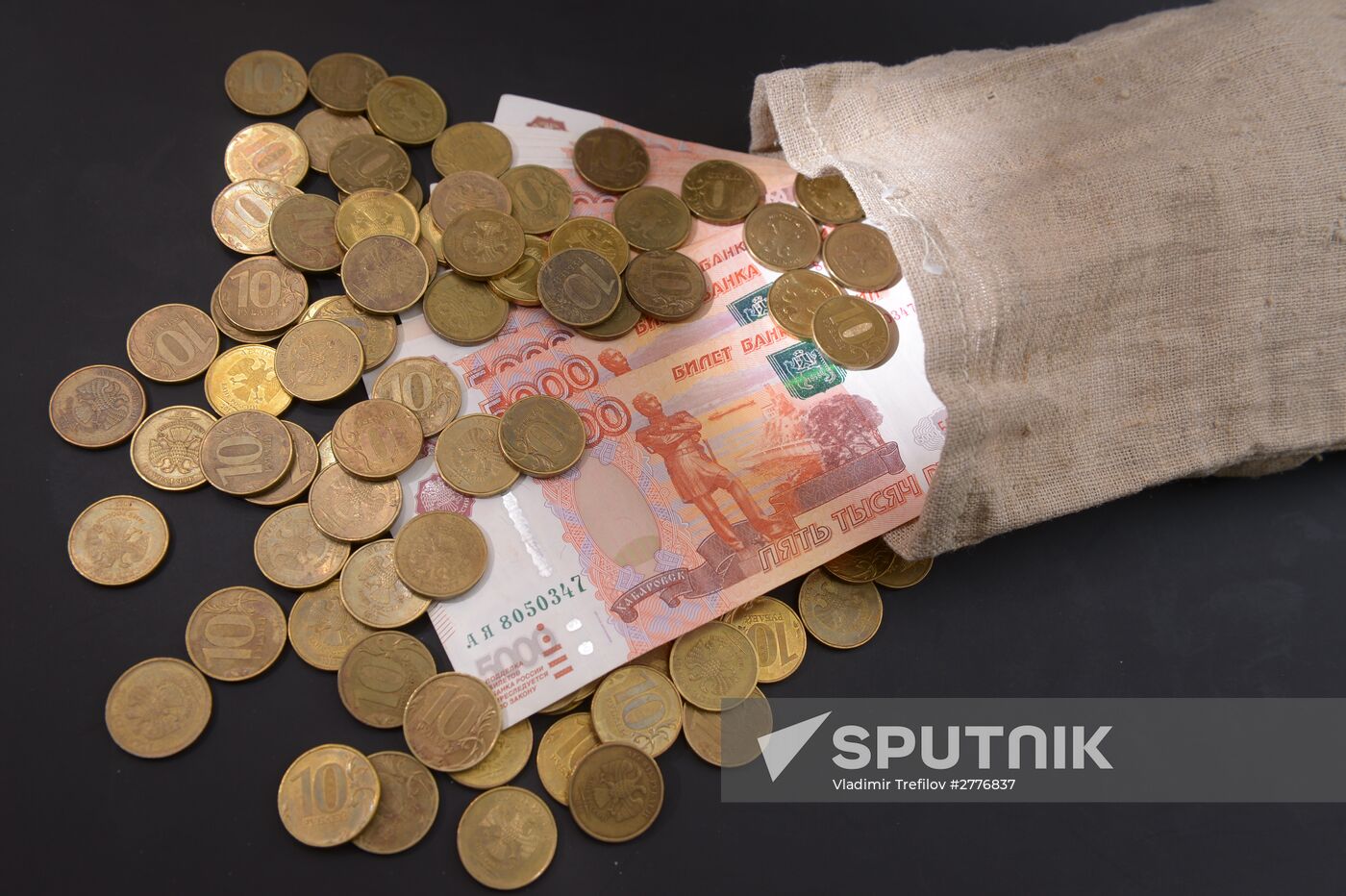 Banknotes and coins of Russia