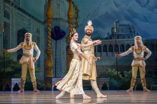 Final rehearsal of La Bayadère at State Kremlin Palace