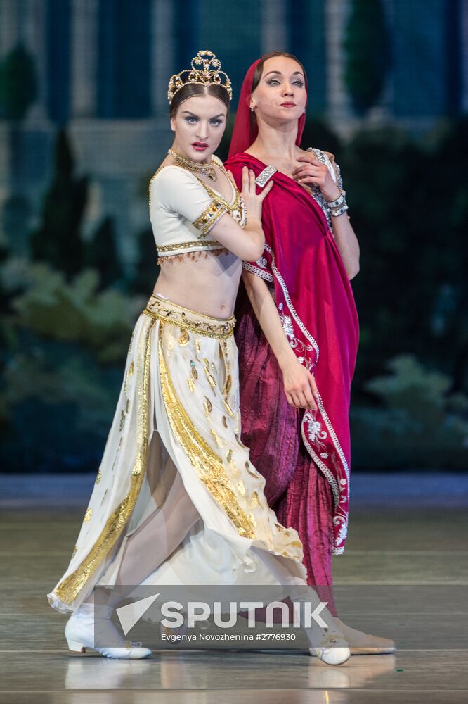 Final rehearsal of La Bayadère at State Kremlin Palace