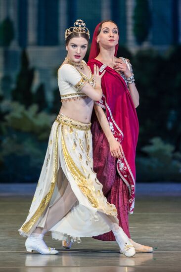 Final rehearsal of La Bayadère at State Kremlin Palace