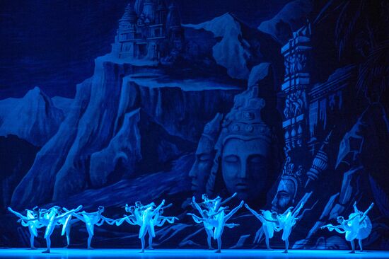 Final rehearsal of La Bayadère at State Kremlin Palace