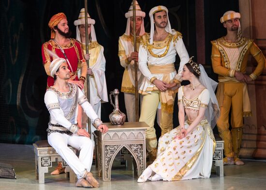 Final rehearsal of La Bayadère at State Kremlin Palace
