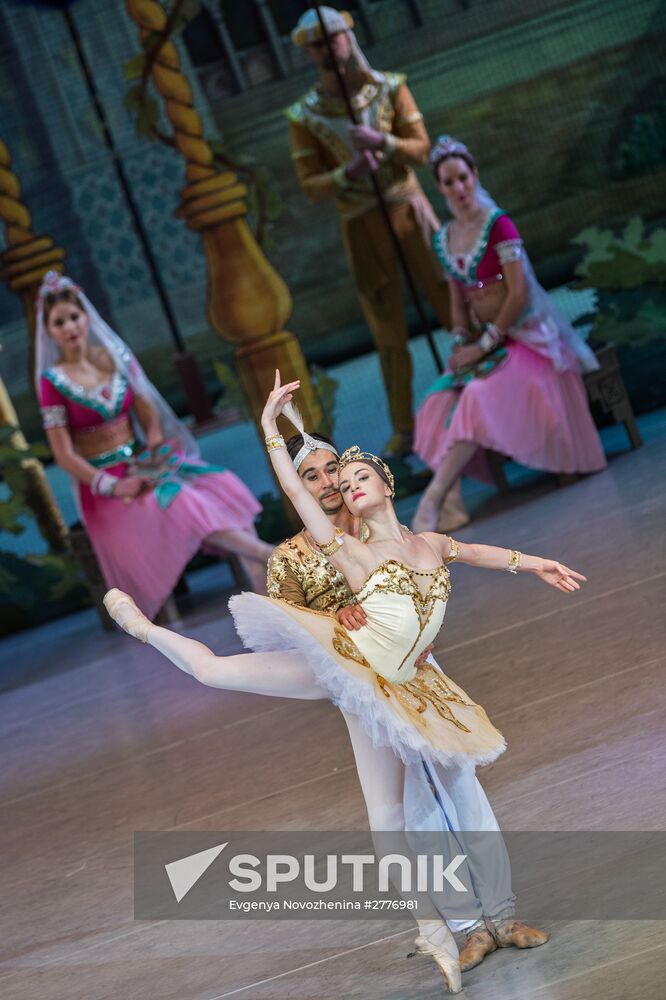 Final rehearsal of La Bayadère at State Kremlin Palace