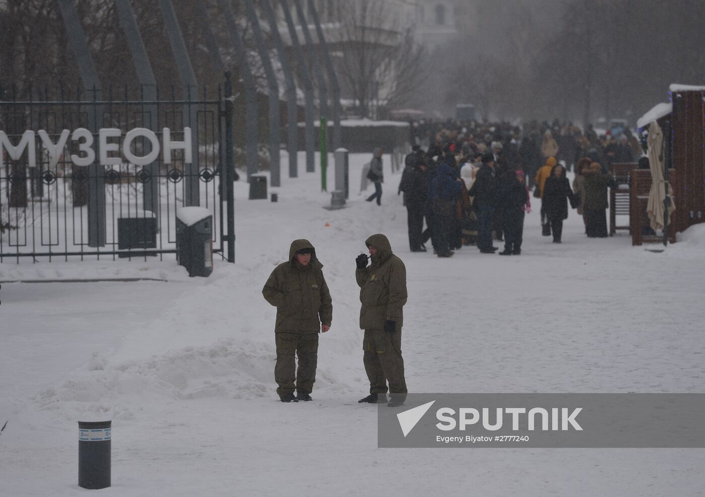 People line up to see exhibition "Valentin Serov's 150th birthday"