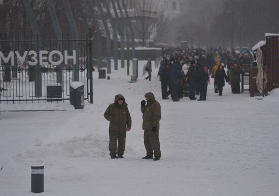 People line up to see exhibition "Valentin Serov's 150th birthday"