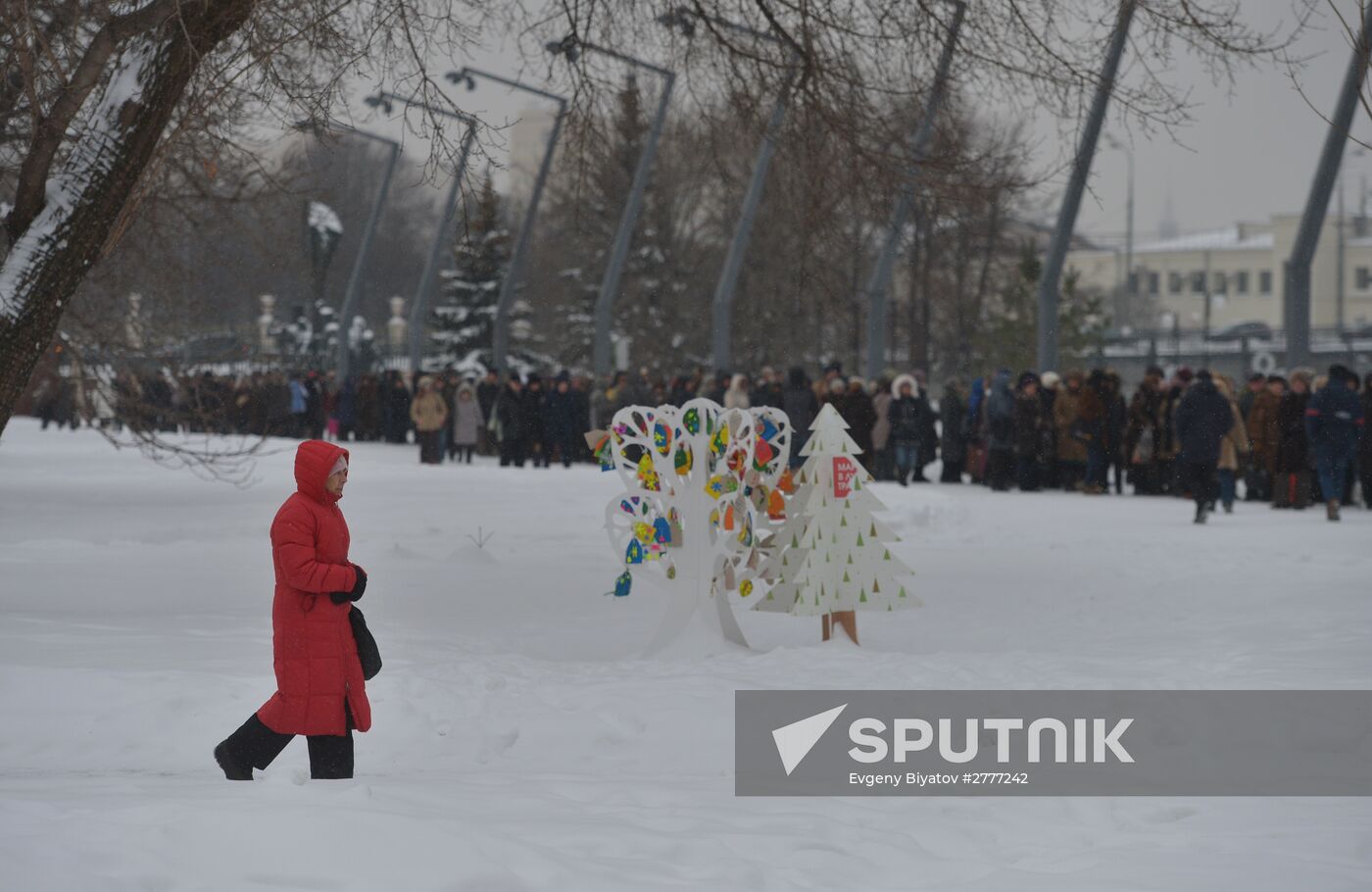 People line up to visit "Valentin Serov's 150th Anniversary" exhibition in Tretyakov Gallery