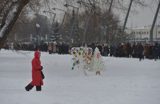 People line up to visit "Valentin Serov's 150th Anniversary" exhibition in Tretyakov Gallery