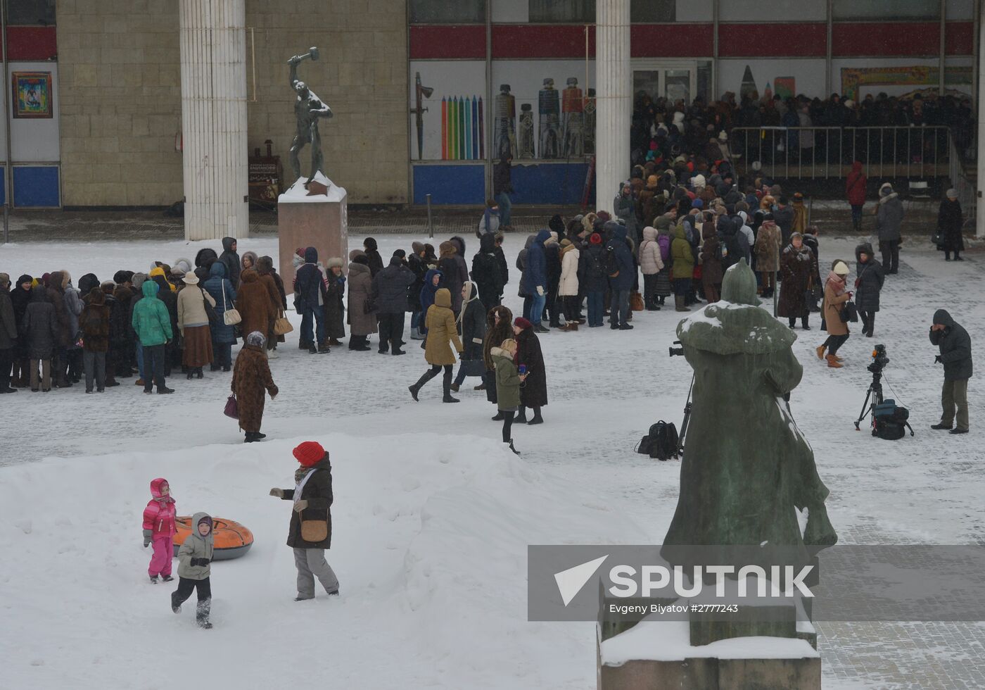 People line up to see exhibition "Valentin Serov's 150th birthday"