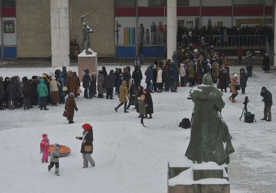 People line up to see exhibition "Valentin Serov's 150th birthday"