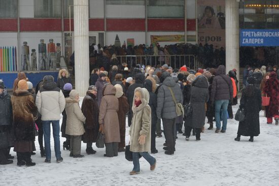 People line up to see exhibition "Valentin Serov's 150th birthday"