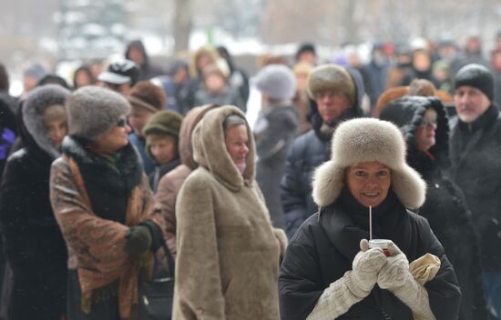 People line up to see exhibition "Valentin Serov's 150th birthday"