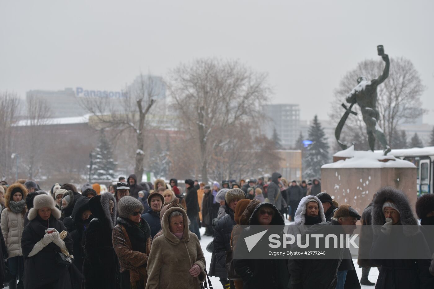 People line up to see exhibition "Valentin Serov's 150th birthday"