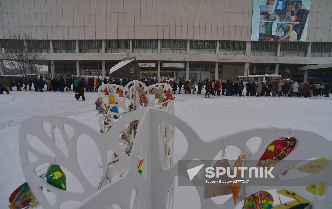 People line up to see exhibition "Valentin Serov's 150th birthday"