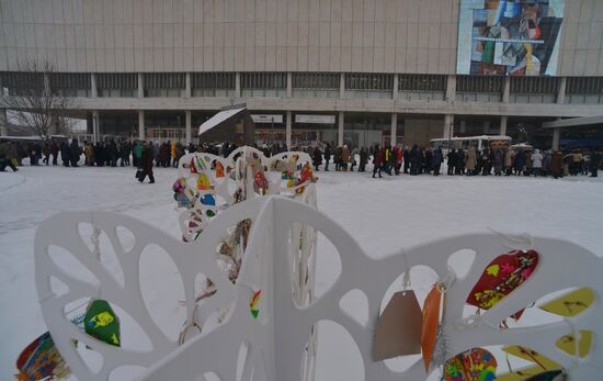 People line up to see exhibition "Valentin Serov's 150th birthday"