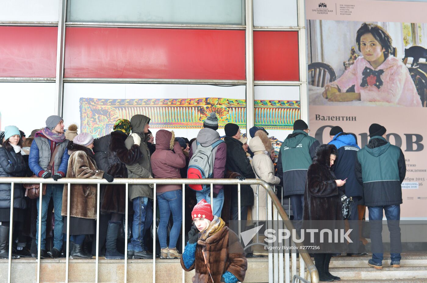 People line up to visit "Valentin Serov's 150th Anniversary" exhibition in Tretyakov Gallery