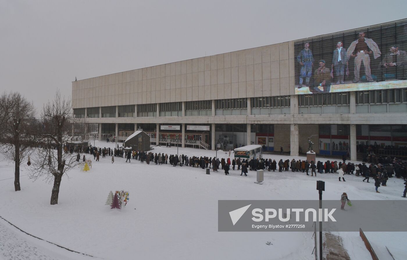 People line up to visit "Valentin Serov's 150th Anniversary" exhibition in Tretyakov Gallery