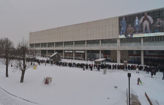 People line up to visit "Valentin Serov's 150th Anniversary" exhibition in Tretyakov Gallery