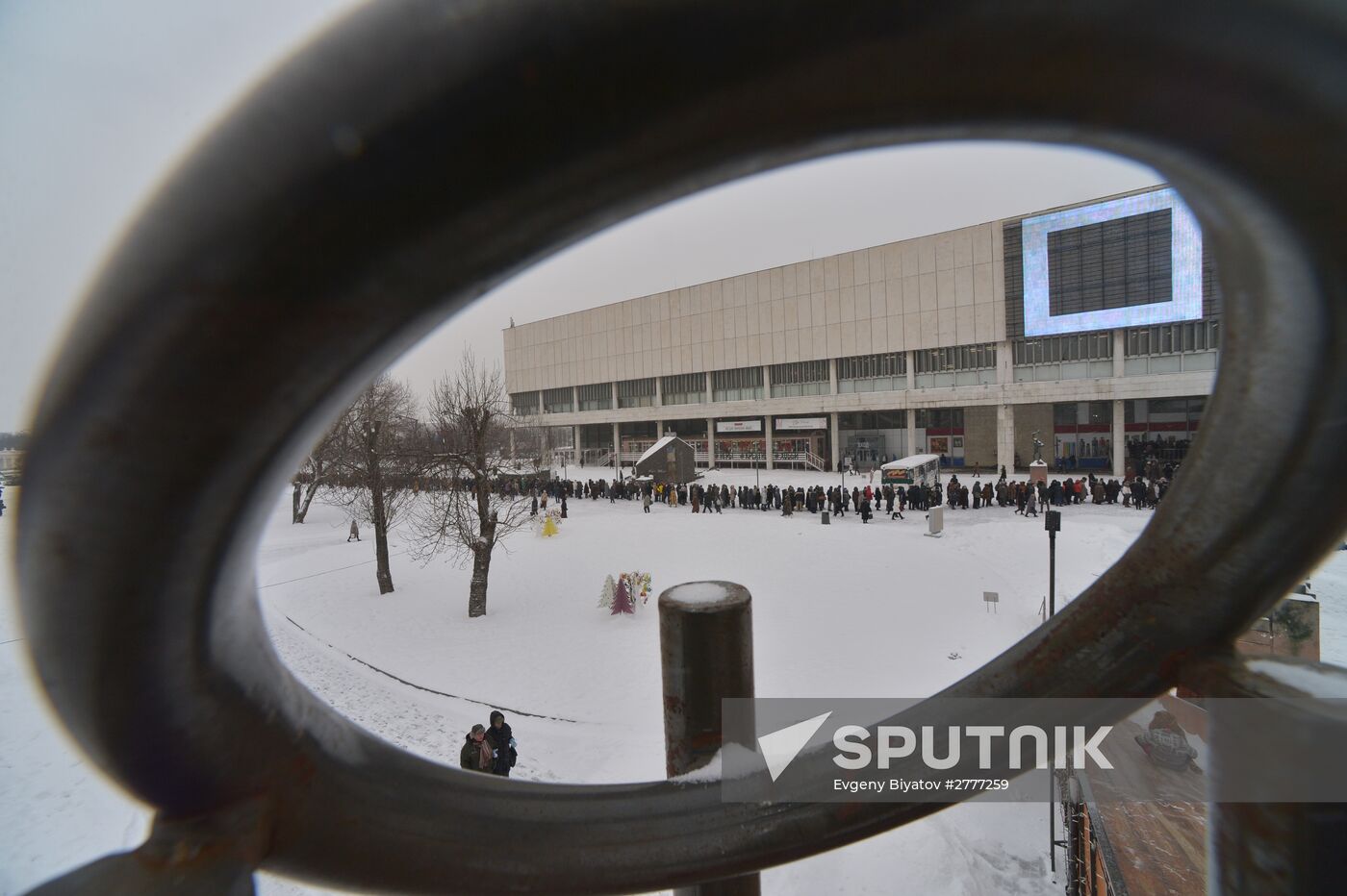 People line up to visit "Valentin Serov's 150th Anniversary" exhibition in Tretyakov Gallery