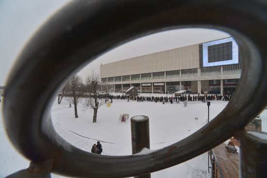 People line up to visit "Valentin Serov's 150th Anniversary" exhibition in Tretyakov Gallery