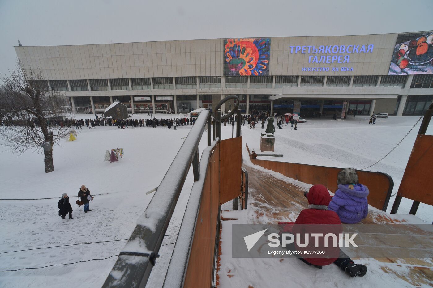 People line up to visit "Valentin Serov's 150th Anniversary" exhibition in Tretyakov Gallery
