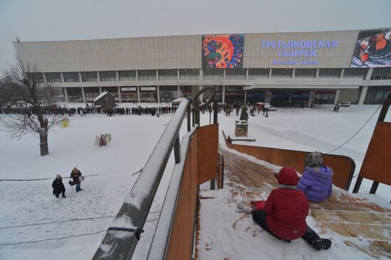 People line up to visit "Valentin Serov's 150th Anniversary" exhibition in Tretyakov Gallery