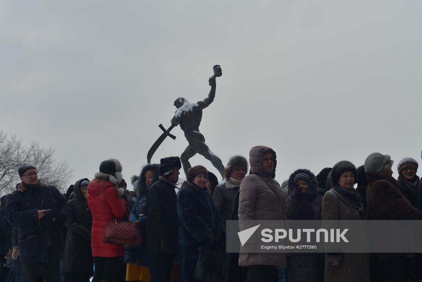 People line up to visit "Valentin Serov's 150th Anniversary" exhibition in Tretyakov Gallery
