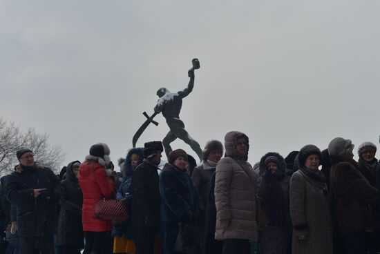 People line up to visit "Valentin Serov's 150th Anniversary" exhibition in Tretyakov Gallery