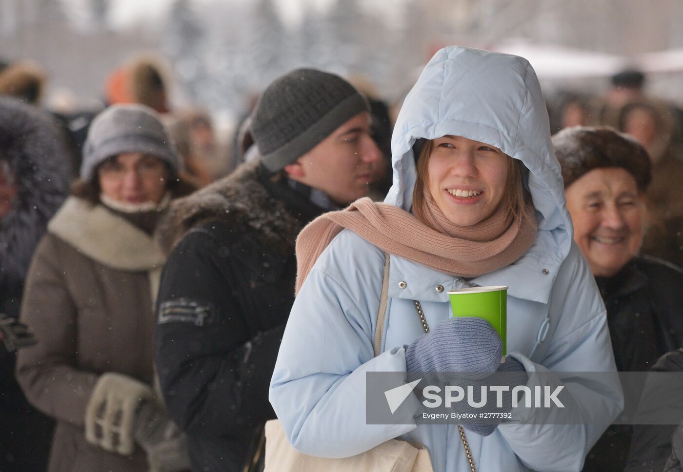 People line up to visit "Valentin Serov's 150th Anniversary" exhibition in Tretyakov Gallery