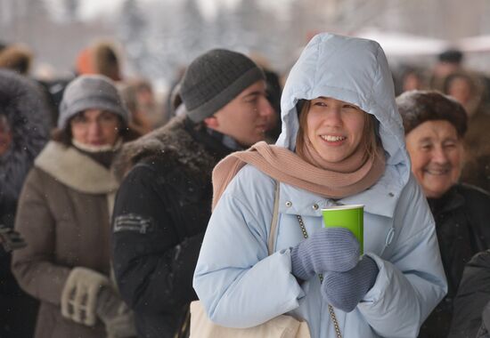 People line up to visit "Valentin Serov's 150th Anniversary" exhibition in Tretyakov Gallery