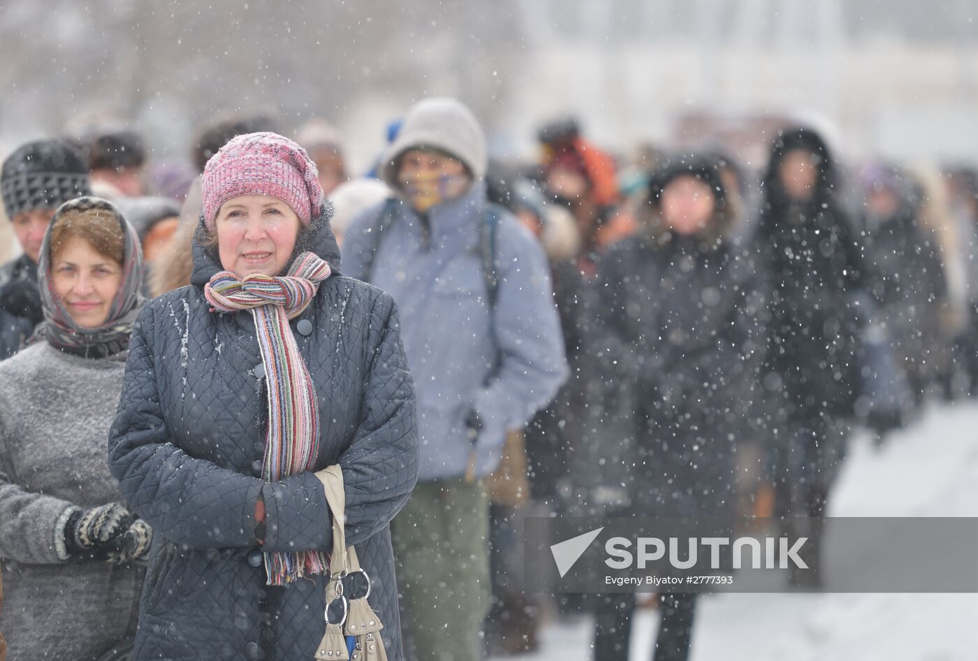 People line up to visit "Valentin Serov's 150th Anniversary" exhibition in Tretyakov Gallery