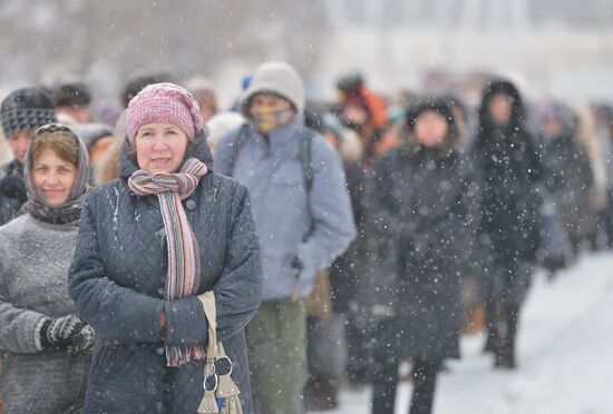 People line up to visit "Valentin Serov's 150th Anniversary" exhibition in Tretyakov Gallery