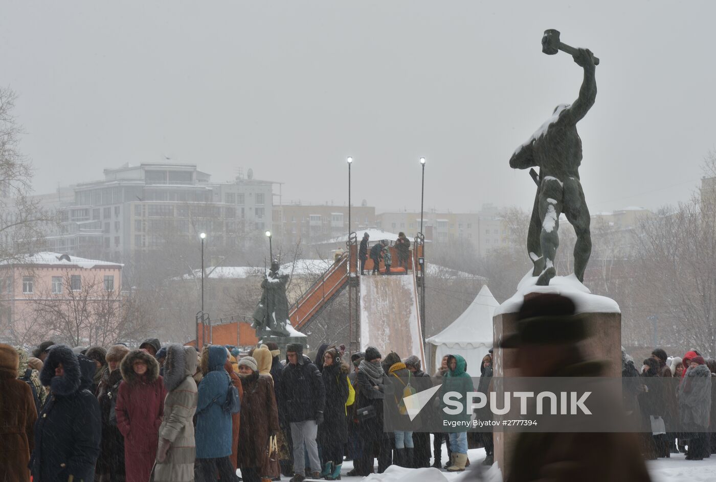 People line up to visit "Valentin Serov's 150th Anniversary" exhibition in Tretyakov Gallery