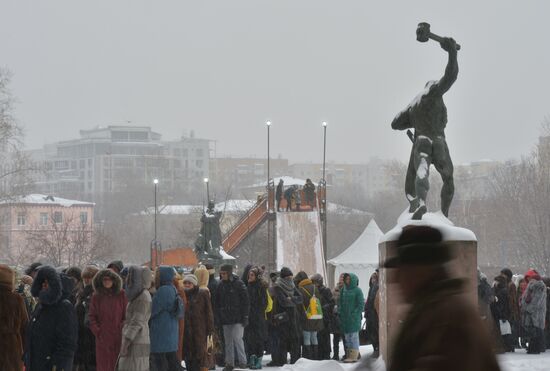 People line up to visit "Valentin Serov's 150th Anniversary" exhibition in Tretyakov Gallery