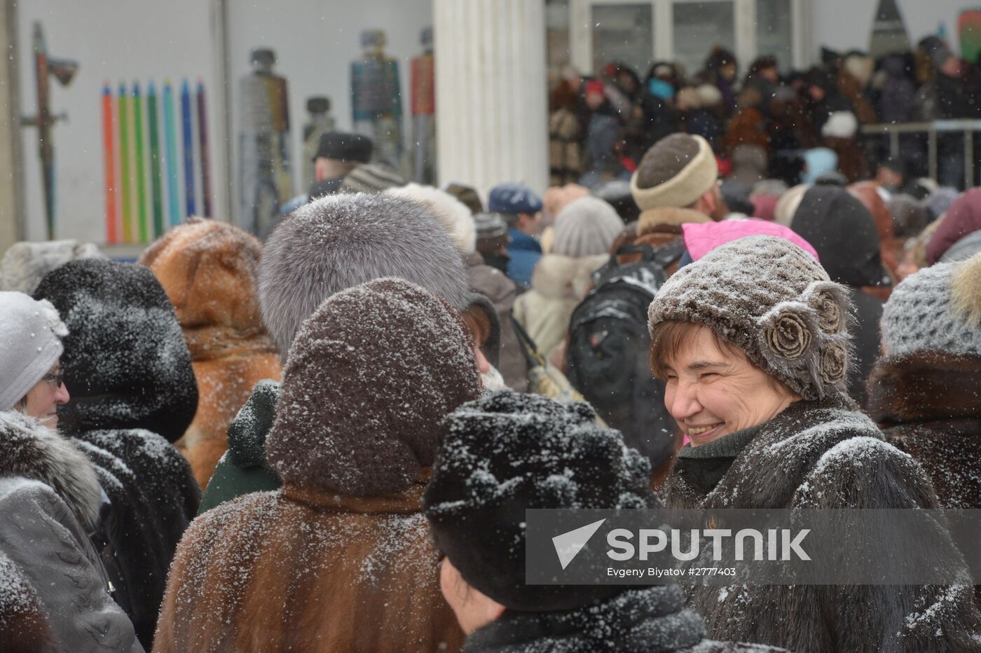 People line up to visit "Valentin Serov's 150th Anniversary" exhibition in Tretyakov Gallery