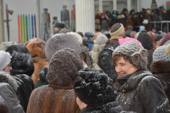 People line up to visit "Valentin Serov's 150th Anniversary" exhibition in Tretyakov Gallery