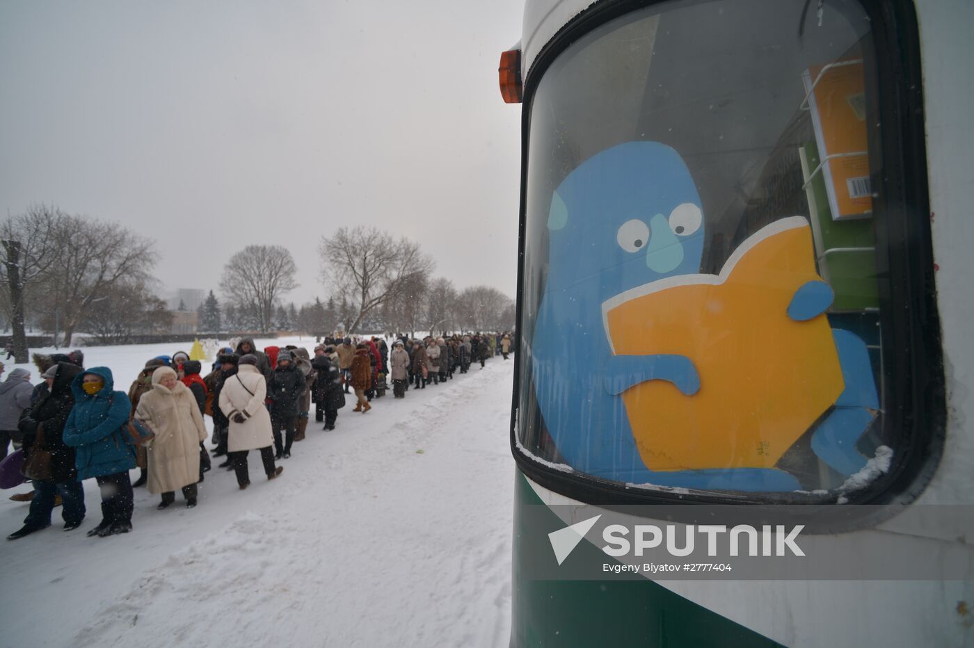 People line up to visit "Valentin Serov's 150th Anniversary" exhibition in Tretyakov Gallery