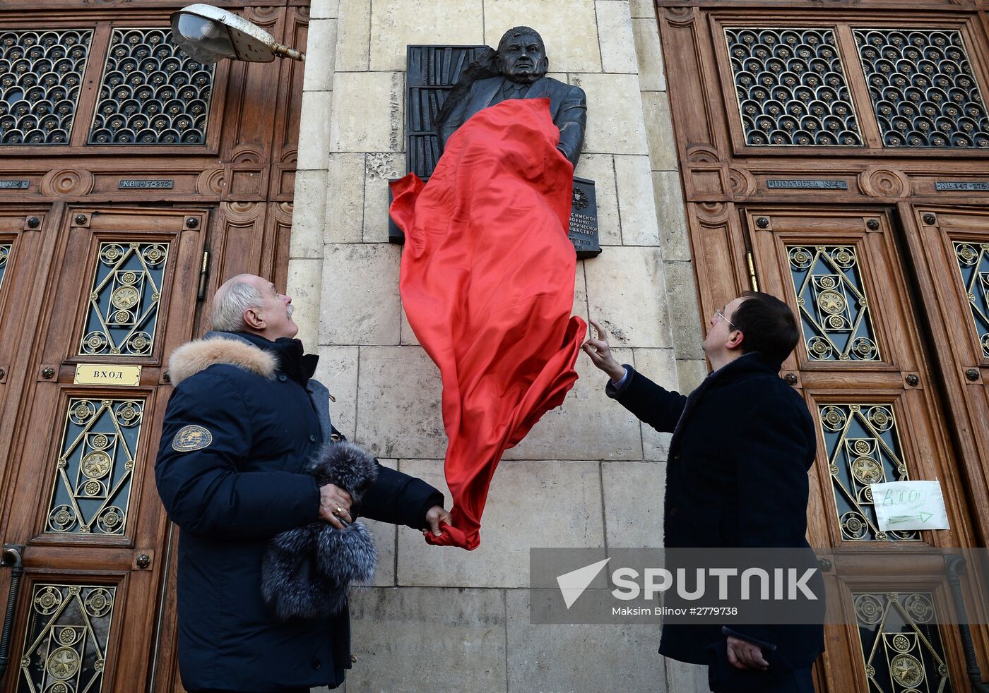 Unveiling memorial plaque in honor of People's Artist of the USSR Yevgeny Vesnik