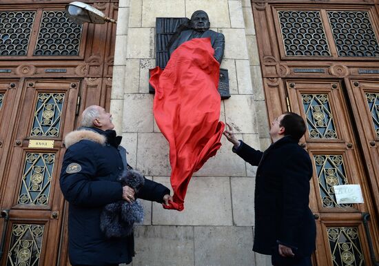 Unveiling memorial plaque in honor of People's Artist of the USSR Yevgeny Vesnik