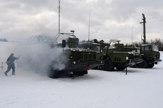 Regiment of SAM S-400 "Triumf" on alert in Moscow region