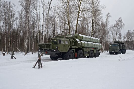 SAM S-400 "Triumf" on alert in Moscow region