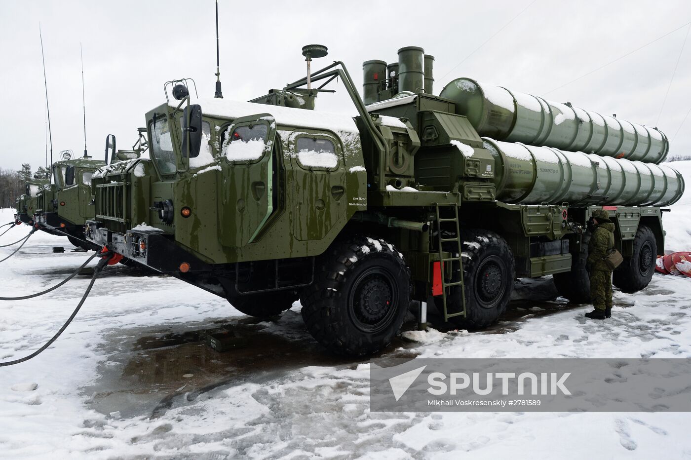 Regiment of SAM S-400 "Triumf" on alert in Moscow region
