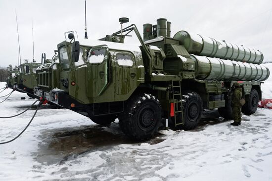 Regiment of SAM S-400 "Triumf" on alert in Moscow region