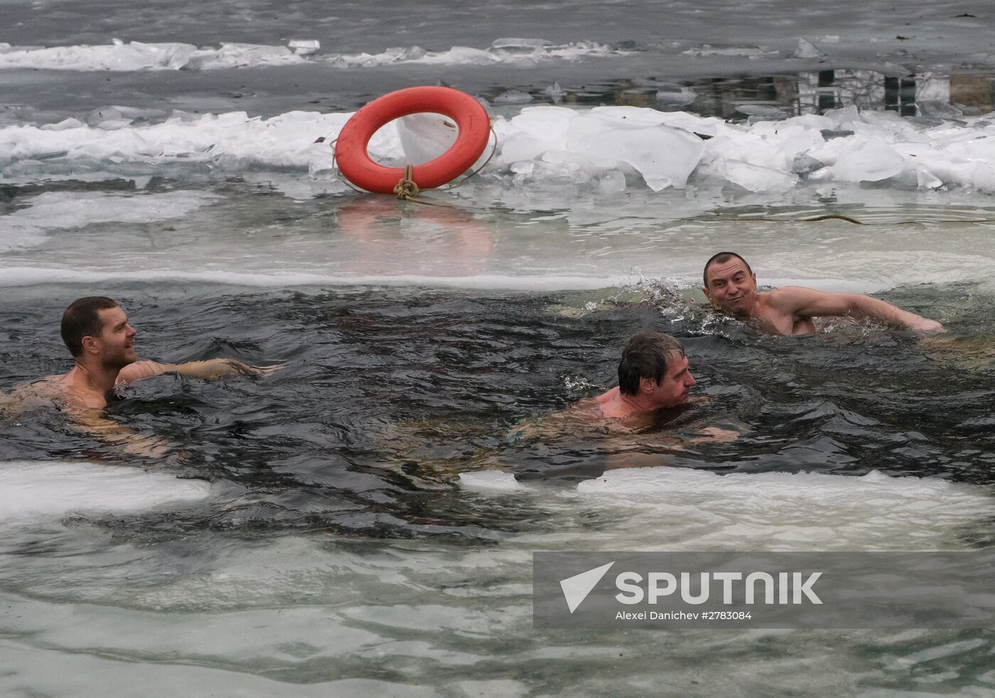 Annual swim marking Siege of Leningrad lifting