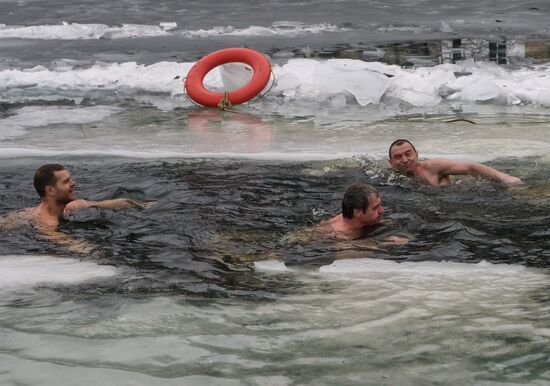 Annual swim marking Siege of Leningrad lifting