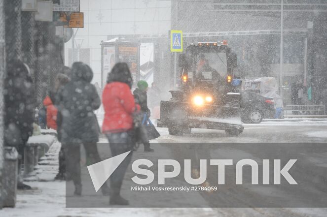People waiting at a public transport stop near Shchukinskaya metro station in Moscow. Location: Russia, Moscow. Author: Mikhail Voskresenskiy/Sputnik. Moscow roads treated with deicing chemicals