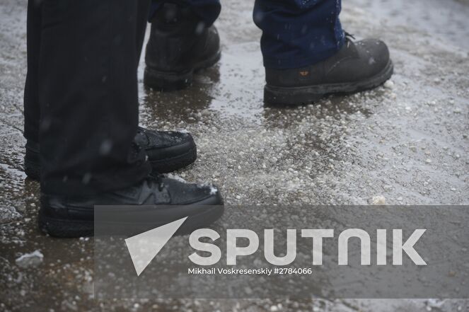 Pavement covered with deicing agents in Moscow. Location: Russia, Moscow. Author: Mikhail Voskresenskiy/Sputnik. Road deicing in Moscow