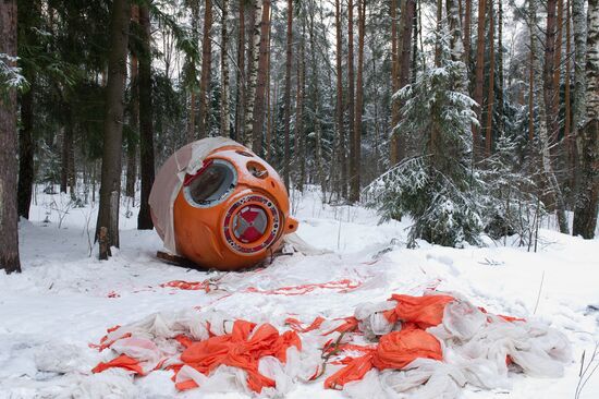 Expedition 54/55 crew conduct winter forest survival training